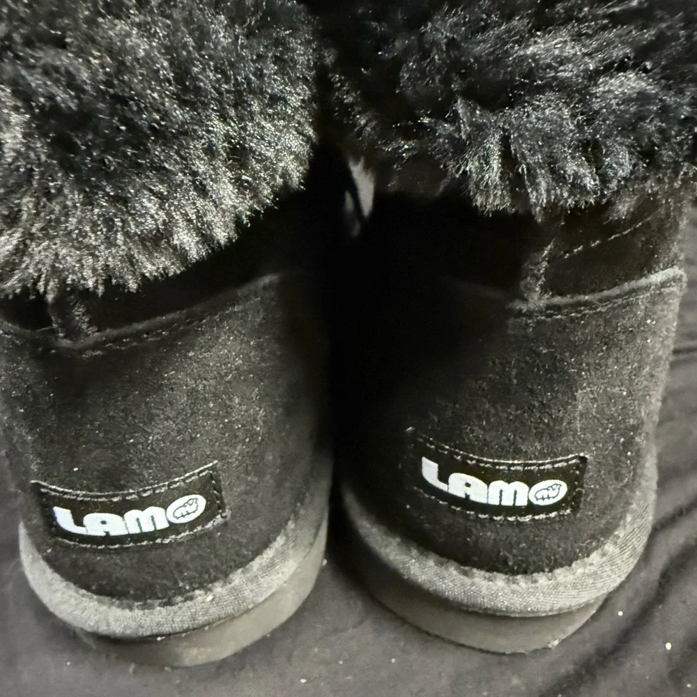 Lamo Women's Black Fur-Lined lace up Boots Sz 9 NEW